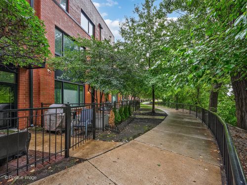2834 N Riverwalk Dr, Chicago, IL, 60618-1080 | Card Image