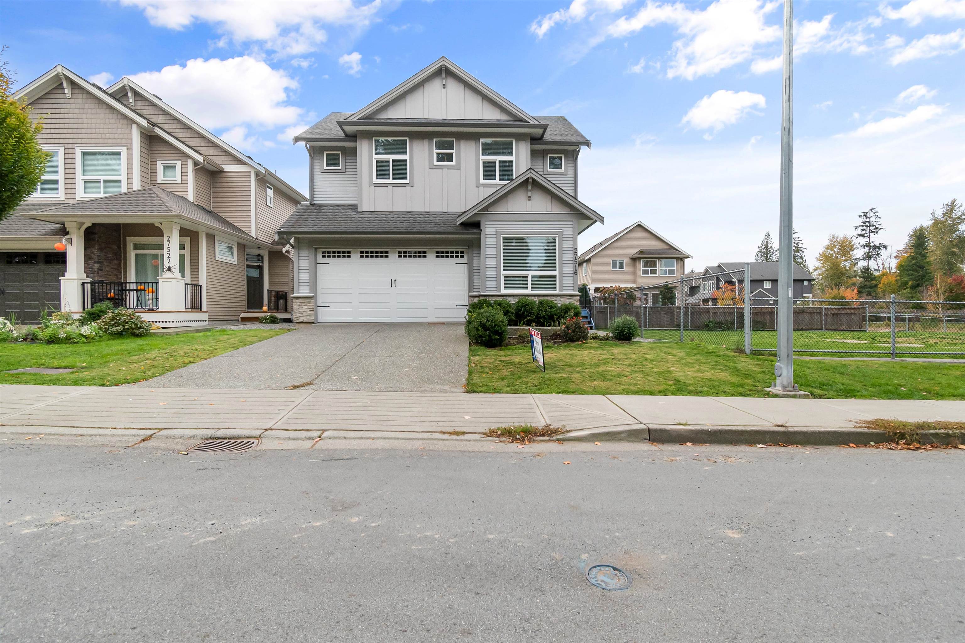 27516 28 Avenue, House other with 3 bedrooms, 2 bathrooms and 4 parking in Langley BC | Image 2