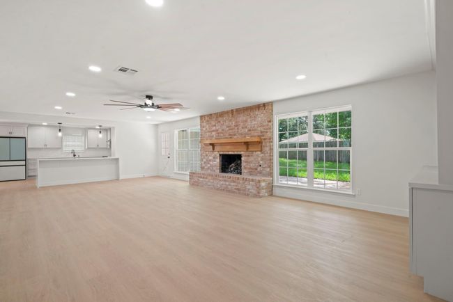8215 Twining Oaks Ln, House other with 5 bedrooms, 4 bathrooms and 3 parking in Spring TX | Image 8