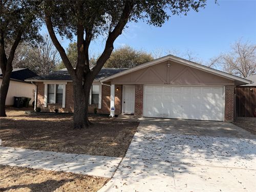 3402 Green Hill Dr, Arlington, TX, 76014-3305 | Card Image