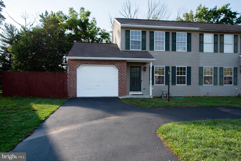 Wyatt Cir, Dover, PA 17315