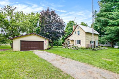 Cozy farm house, 1 acre lot | Image 2