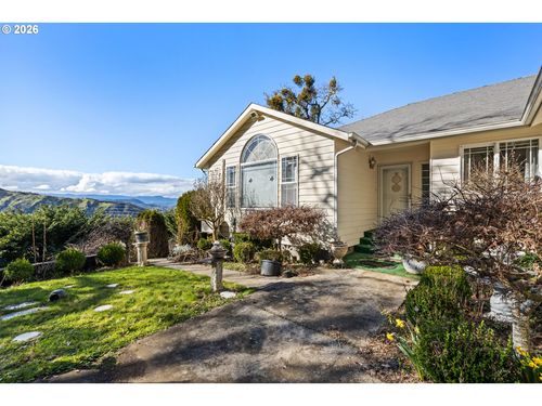 1385 Se Laurel Ct, Roseburg, OR, 97470-4390 | Card Image