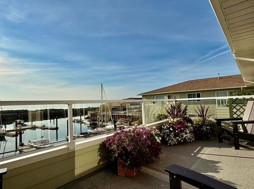 206-1585 Field Rd, Sechelt, BC, V7Z0H1 | Card Image