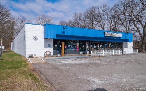 7570 Cooley Lake Rd, Waterford, MI, 48327-4189 | Card Image