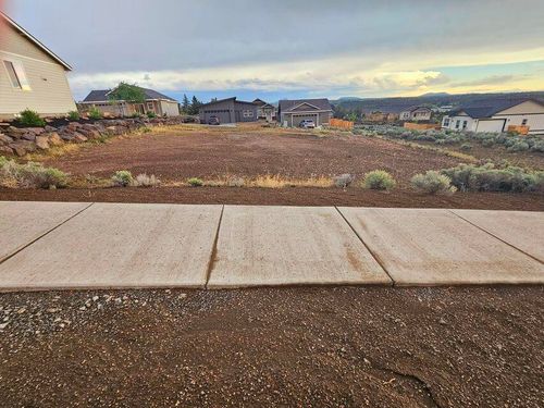 1053 Se Greenleaf Ln, Madras, OR, 97741-1639 | Card Image