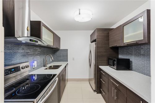 402-3625 N Country Club Dr, Aventura, FL, 33180-1711 | Card Image