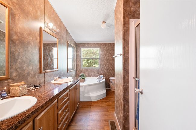 1231 Peach Creek Rd, House other with 4 bedrooms, 2 bathrooms and null parking in Waelder TX | Image 7