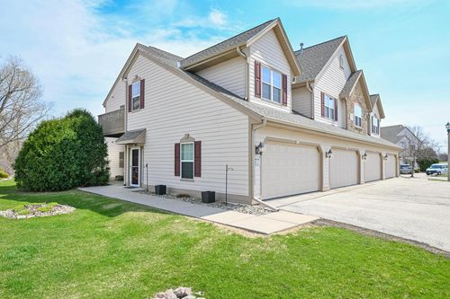 8650 S Roxbury Way, Oak Creek, WI, 53154-2667 | Card Image