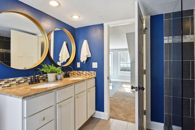 Double vanity! | Image 29