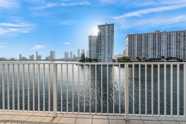 304 - 4000 Ne 170th St, Condo with 2 bedrooms, 2 bathrooms and null parking in North Miami Beach FL | Image 4