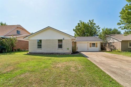 602 Crestmoor Dr, Moore, OK, 73160-5826 | Card Image