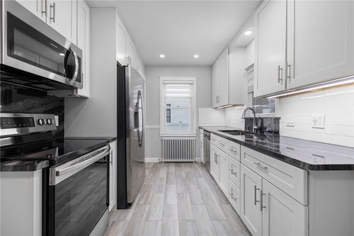 5 Holten Ave, Newport, RI, 02840-2314 | Card Image