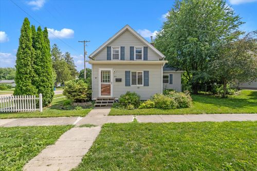 303 8th St, De Witt, IA, 52742-1733 | Card Image