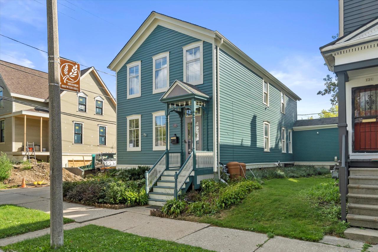 Brown St, Milwaukee, WI 53212