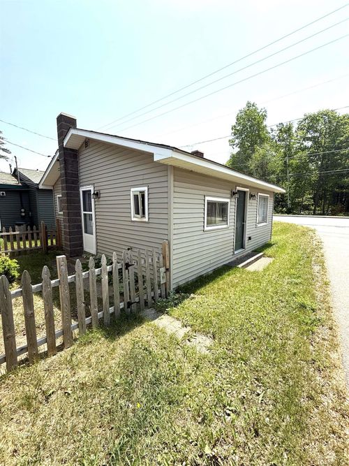 578 W Houghton Lake Dr, Prudenville, MI, 48651-9453 | Card Image
