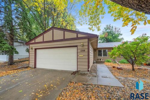 1208 E 38th St Street, Sioux Falls, SD, 57105 | Card Image