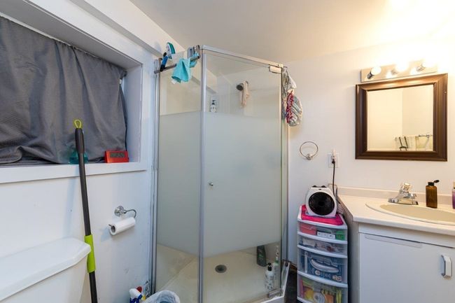 320 Holmes St, House other with 5 bedrooms, 2 bathrooms and null parking in New Westminster BC | Image 17