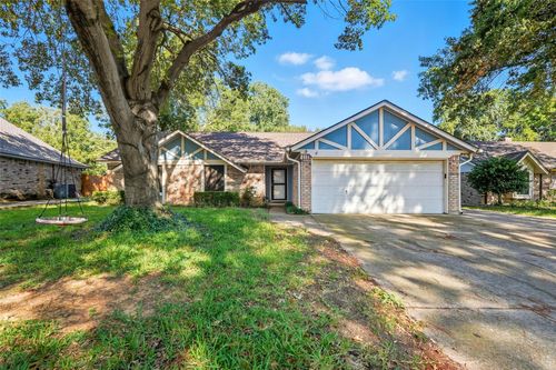 3422 Dovecreek Dr, Arlington, TX, 76016-1821 | Card Image