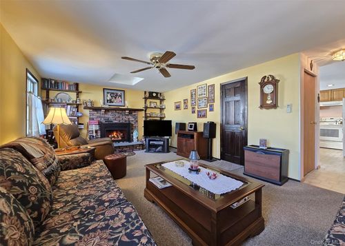 15 Mountain St, Ronkonkoma, NY, 11779-1819 | Card Image