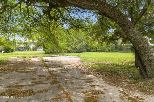 427 Sears Ave, Waveland, MS, 39576-3801 | Card Image