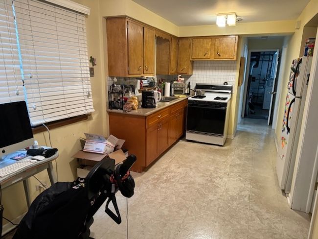 Downstairs apartment kitchen | Image 14