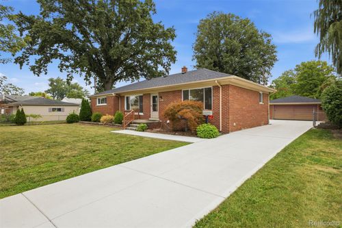 6326 Lathers St, Garden City, MI, 48135-2568 | Card Image