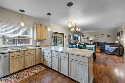 2949 Nw 22nd Street, Redmond, OR, 97756 | Card Image