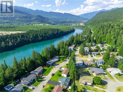 358 Pearkes Dr, House other with 3 bedrooms, 2 bathrooms and 7 parking in Revelstoke BC | Image 3