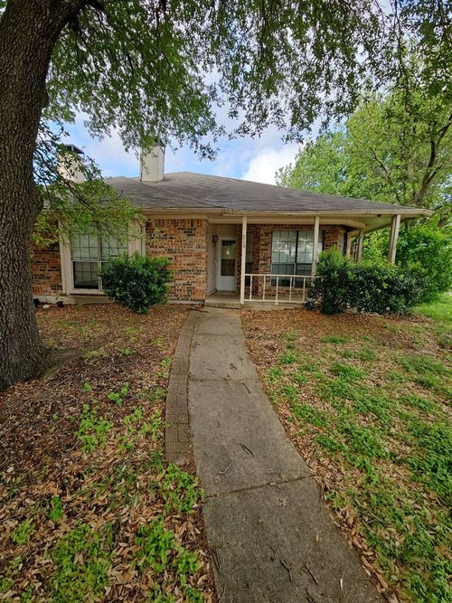 715 Penn Pl, Cedar Hill, TX, 75104-1747 | Card Image