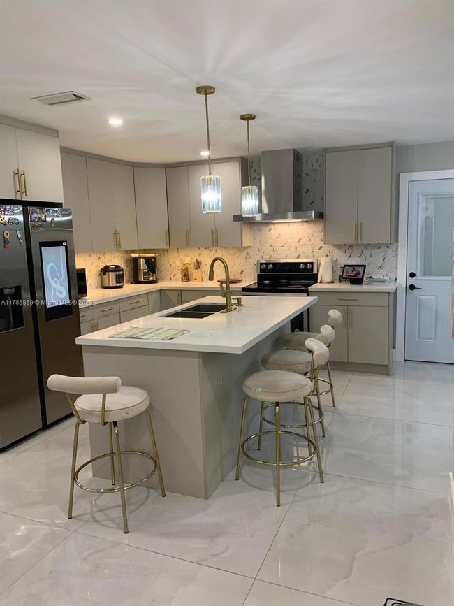 8271 - 8271 Sw 39 Th Ct, House other with 3 bedrooms, 2 bathrooms and null parking in Davie FL | Image 11