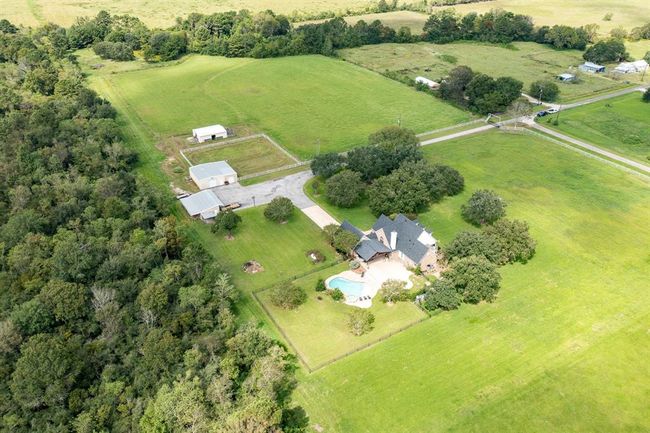 402 Cs Harmon Rd, Home with 4 bedrooms, 4 bathrooms and 2 parking in Hankamer TX | Image 5