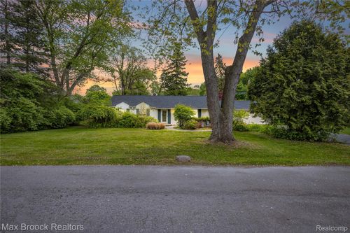 6485 Thurber Rd, Bloomfield Hills, MI, 48301-1528 | Card Image