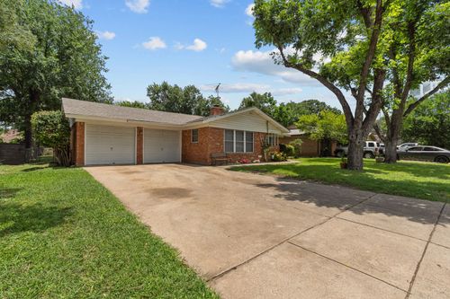 1021 Blue Lake Dr, Fort Worth, TX, 76103-1107 | Card Image