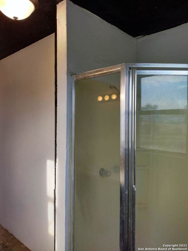 111 Austin St, House other with 5 bedrooms, 2 bathrooms and null parking in Asherton TX | Image 16