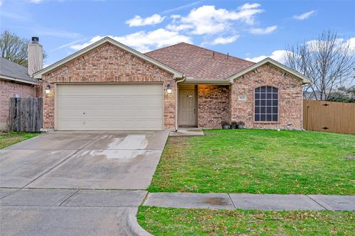 9237 Jason Dr, White Settlement, TX, 76108-3559 | Card Image