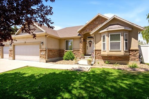 945 James Cir, Clearfield, UT, 84015-6279 | Card Image