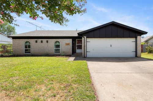 7504 Oak Ridge Dr, North Richland Hills, TX, 76182-7915 | Card Image