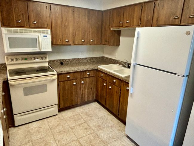 APT-203 - 1712 Creek Rd, Condo with 2 bedrooms, 1 bathrooms and null parking in West Bend WI | Image 10