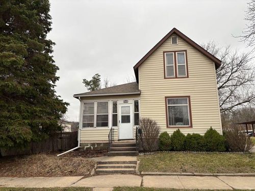 405 Washington St, Decorah, IA, 52101-1628 | Card Image