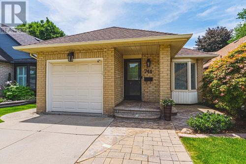 744 Miriam Cres, Burlington, ON, L7S2E3 | Card Image