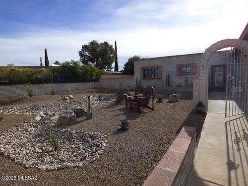 2101 S Hearthstone Ave, Tucson, AZ, 85710-8049 | Card Image