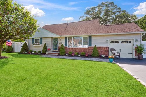 531 Myrtle Ave, West Islip, NY, 11795-3715 | Card Image