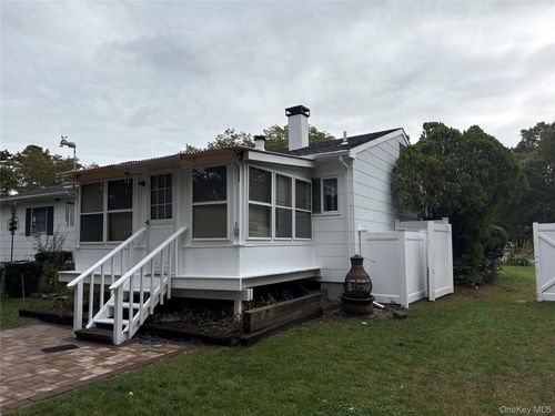 173 Hot Water St, Manorville, NY, 11949-9532 | Card Image