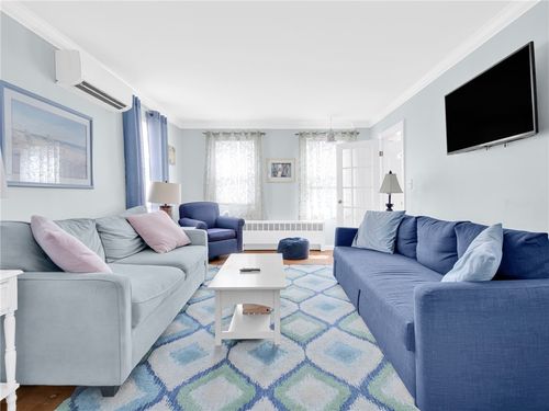 5 Byrnes St, Newport, RI, 02840-4061 | Card Image