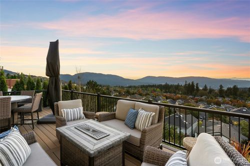 1685 30th Ave Ne, Issaquah, WA, 98029-7343 | Card Image