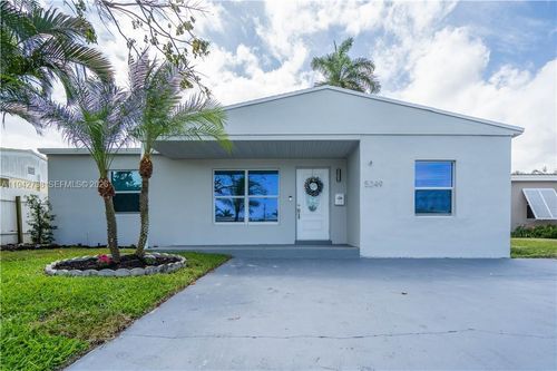 5249-5249 Ne 3rd Ter, Oakland Park, FL, 33334-2403 | Card Image