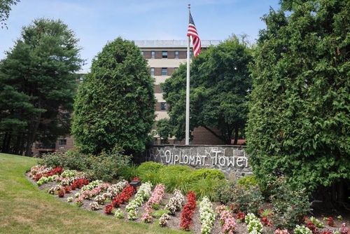 7j-100 Diplomat Dr, Mount Kisco, NY, 10549-2016 | Card Image