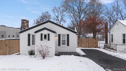 20406 Floral St, Livonia, MI, 48152-2323 | Card Image