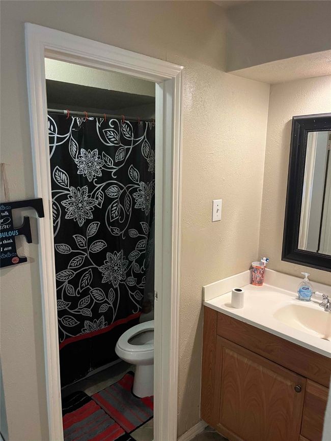 2302 Primary Bathroom | Image 10